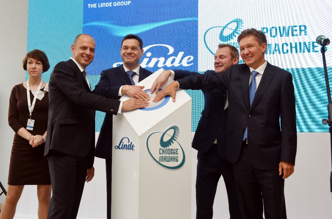 Член Правления Linde AG Кристиан Брух, Председатель Совета директоров ПАО «Северсталь» Алексей Мордашов, Генеральный директор ПАО «Силовые машины» Роман Филиппов и Алексей Миллер приняли участие в церемонии запуска производства спиральновитого теплообменного оборудования для установок сжижения и переработки природного газа