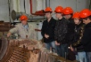 В производственном цехе компрессорной станции старший преподаватель кафедры оборудования и эксплуатации газопроводов Краснотурьинского филиала  УГТУ-УПИ А.Н. Штро объясняет учащимся устройство турбины.
