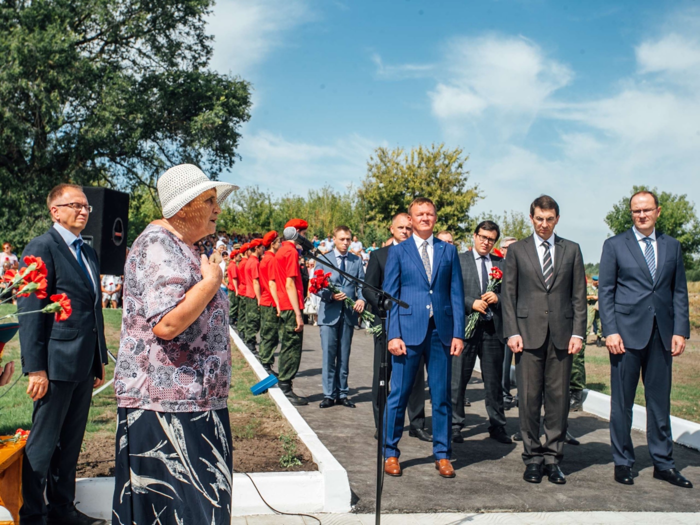 Памятная акция на Братской могиле мирных жителей, казненных оккупантами в 1943 году, в селе Ивница Суджанского района