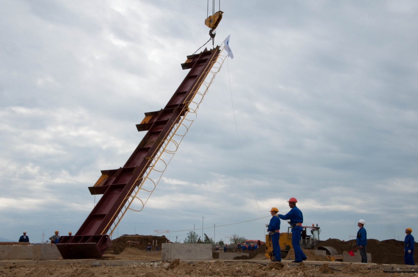 Май 2010 г. Установка первой колонны главного здания Адлерской ТЭС.