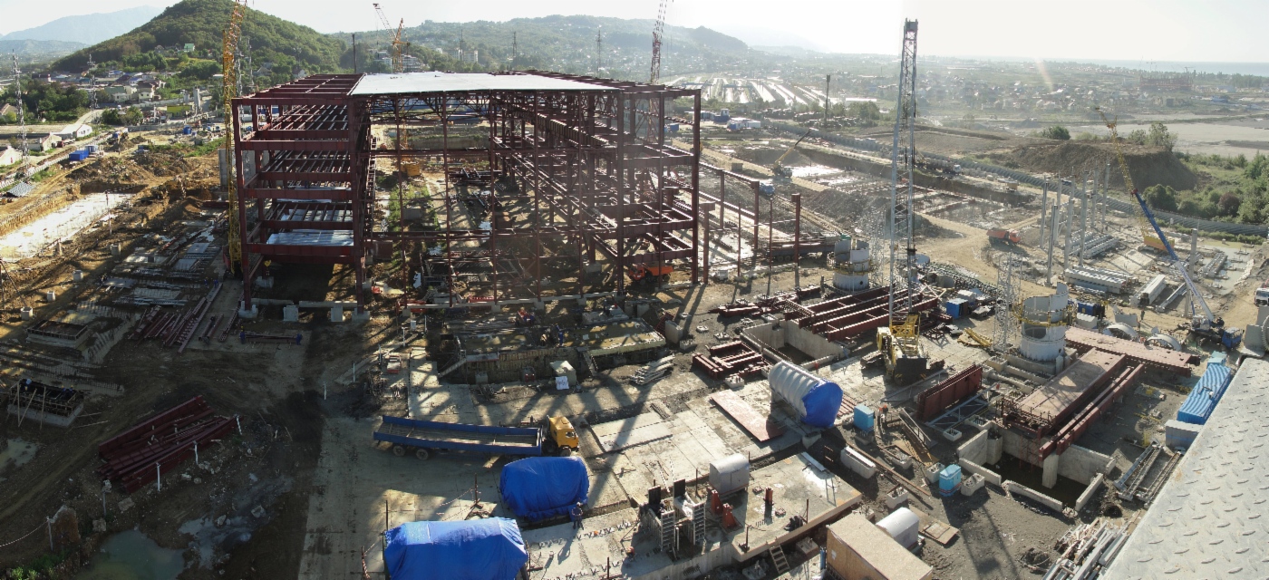 Июль 2010 г. Возведен каркас главного здания Адлерской ТЭС.