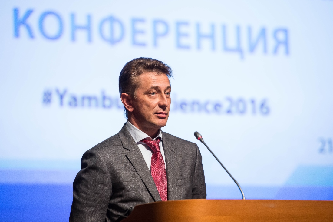 С приветственным словом выступает главный инженер — первый заместитель генерального директора ООО «Газпром добыча Ямбург» Олег Николаев