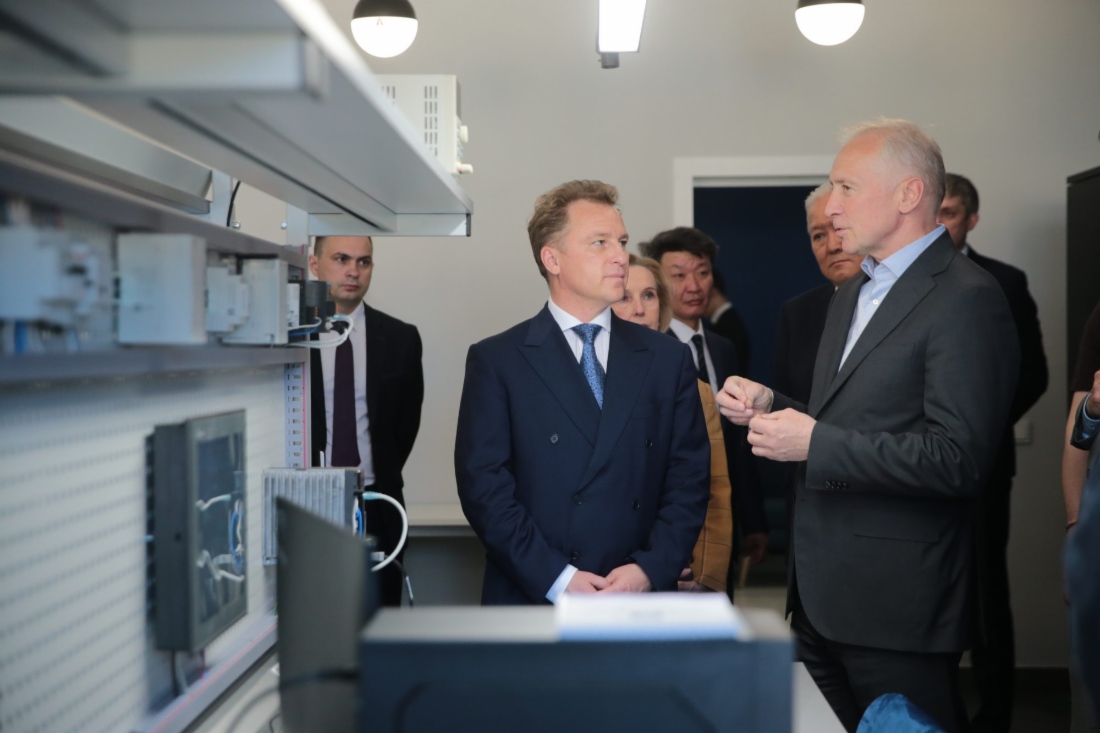 Генеральный директор ООО «Газпром трансгаз Томск» Владислав Бородин и губернатор Томской области Владимир Мазур