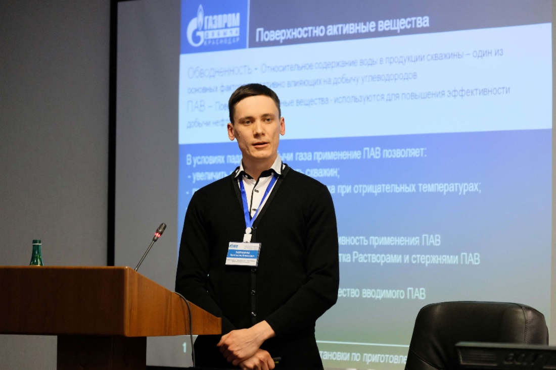 Инженер-механик Константин Лавриненко представляет свою работу перед жюри