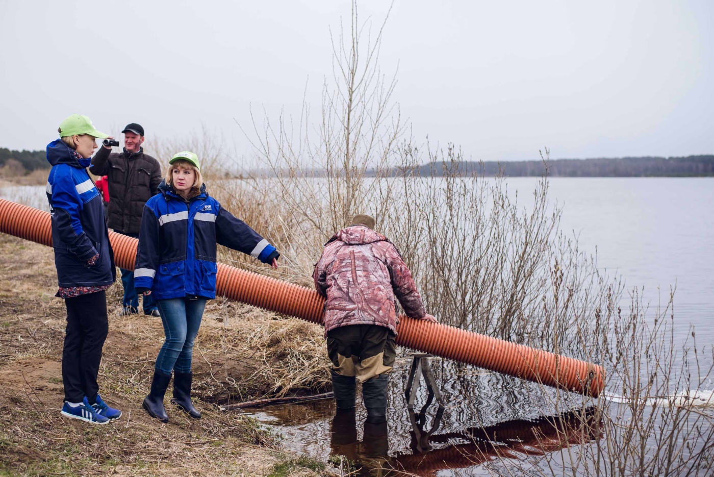 Сотрудники «Газпром геологоразведки» обязательно присутствуют на выпуске мальков в реки производственной деятельности компании