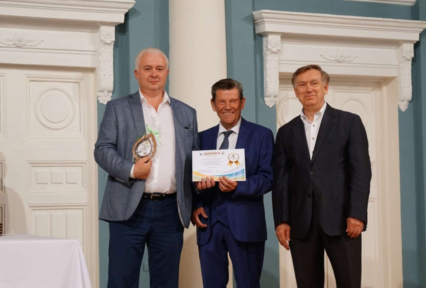 Награда вручена заместителю генерального директора по энергосбережению и экологии ООО «Газпром Газнадзор» — начальнику экологической экспедиции ПАО «Газпром» Алексею Кузнецову