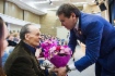 Александр Гайворонский вручает цветы Анатолию Васильевичу Огнерубову, ветерану предприятия