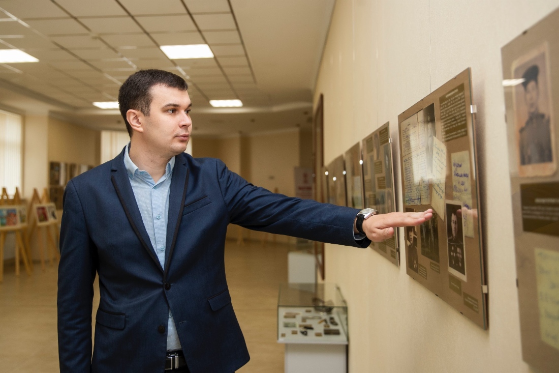 Руководитель группы по обеспечению выставочно-экспозиционной деятельности Службы по связям с общественностью и СМИ ООО «Газпром трансгаз Ухта» Андрей Васильевич Андреев на открытии выставки