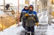 Операторы товарные готовятся к отгрузке продукции на сливо-наливной эстакаде