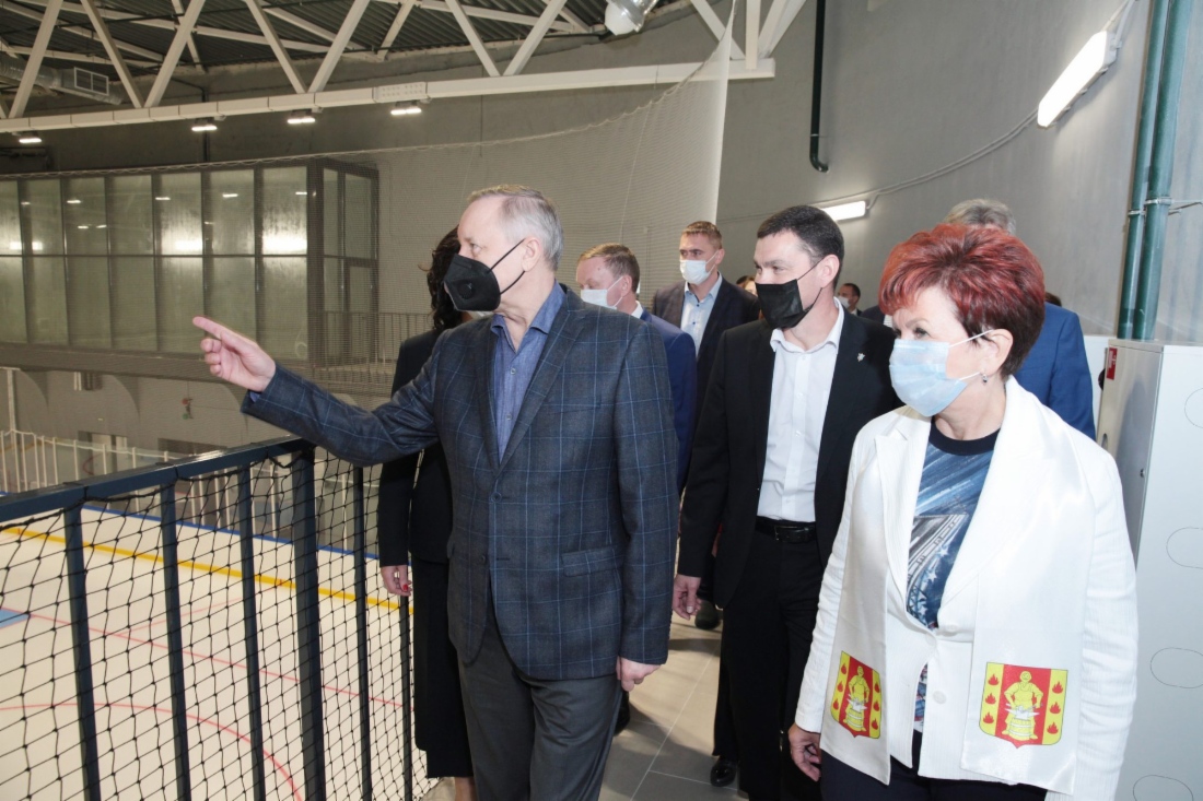 Губернатор Санкт-Петербурга Александр Беглов (первый слева) принял участие в открытии нового спортивного комплекса, построенного в Металлострое