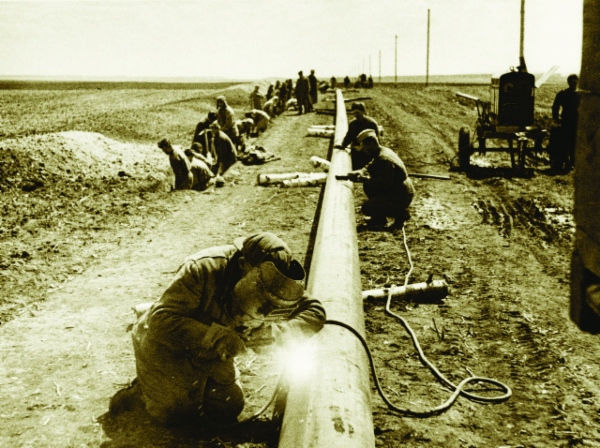 На строительстве газопровода Саратов — Москва. Саратовская область. 04.06.1945г. Фото А. Головачева.