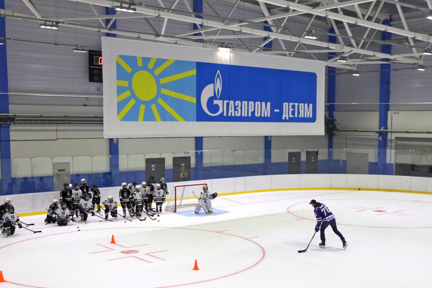 Нападающий хоккейного клуба СКА (Санкт-Петербург) Богдан Якимов провел учебную тренировку для юных спортсменов