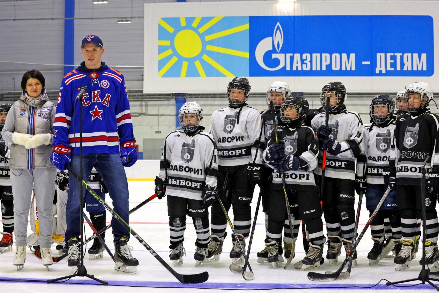 Богдан Якимов (слева) с юными спортсменами