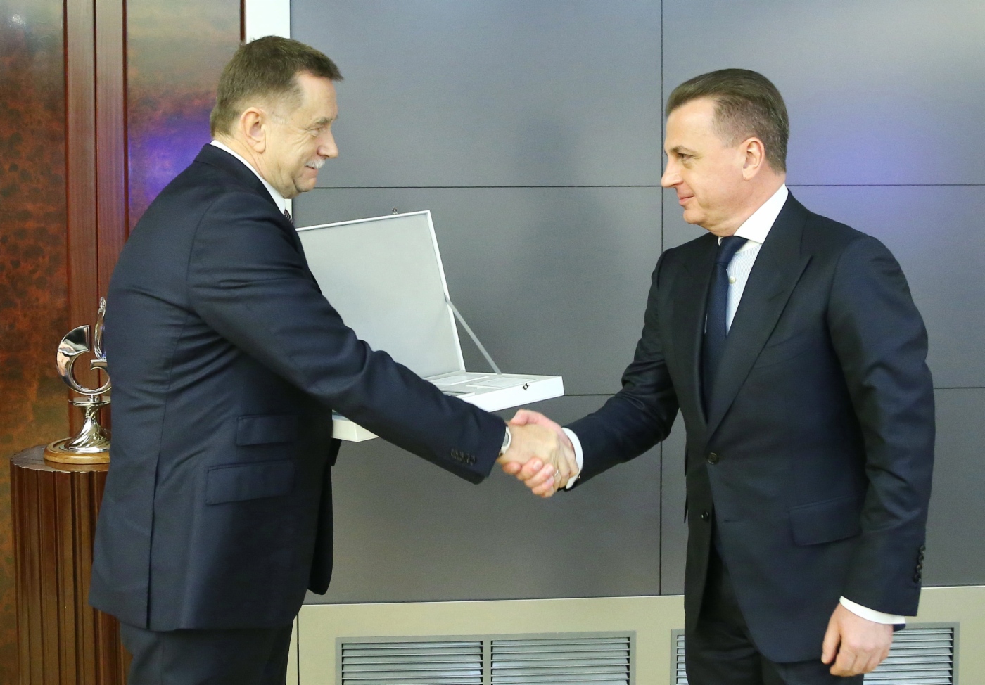 Сергей Хомяков (слева) поздравил генерального директора ООО «Газпром добыча Астрахань» Андрея Мельниченко с присуждением премии