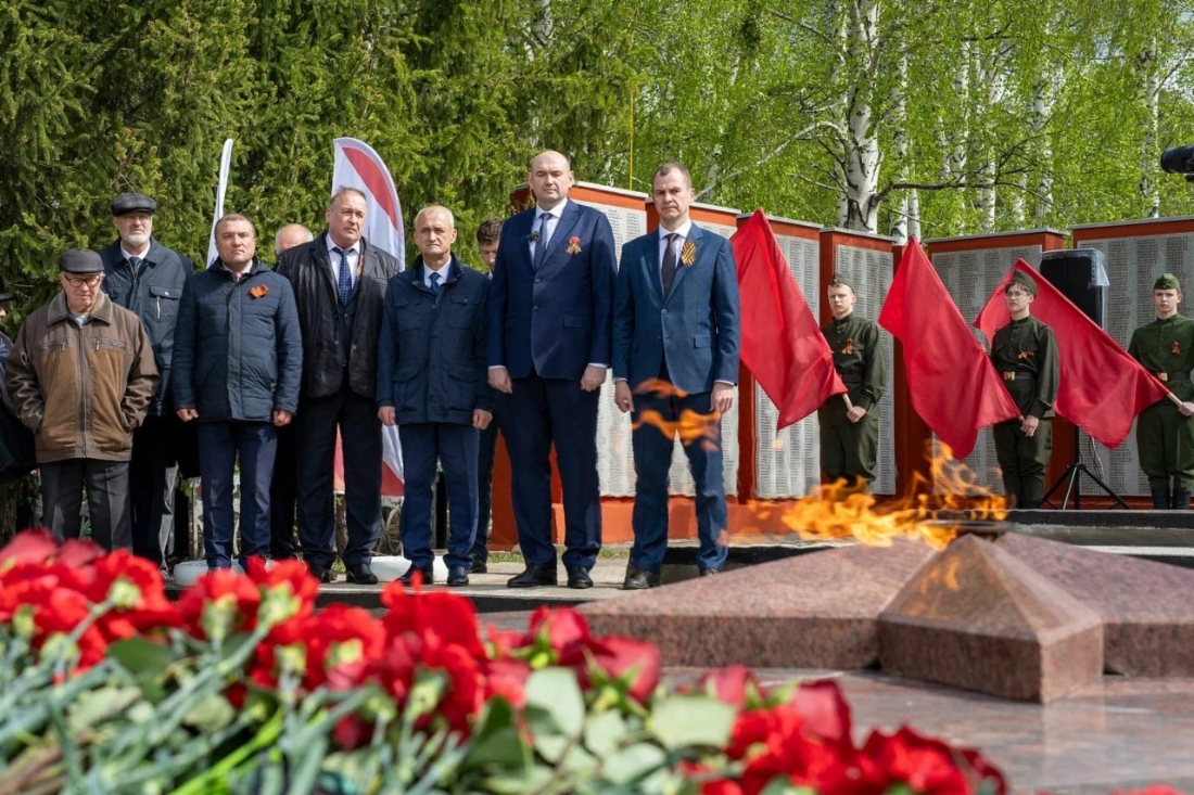 Вечный огонь на мемориале