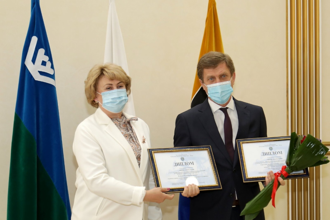 Начальник Сургутского ЛПУМГ Владимир Клишин получил награду из рук заместителя главы Сургута Анны Томазовой