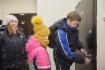 Новоселы входят в квартиру