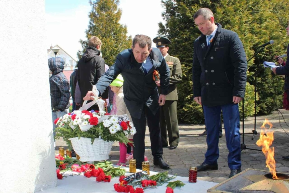 Начальник Калининградского управления подземного хранения газа Сергей Чурсинов (слева) и заместитель начальника филиала (по корпоративной защите) Вячеслав Титов возлагает цветы к памятнику Герою войны в пос. Романово