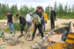 Экологи совместно с молодыми сотрудниками газодобывающего предприятия очищают тундру и район реки Варенгаяха