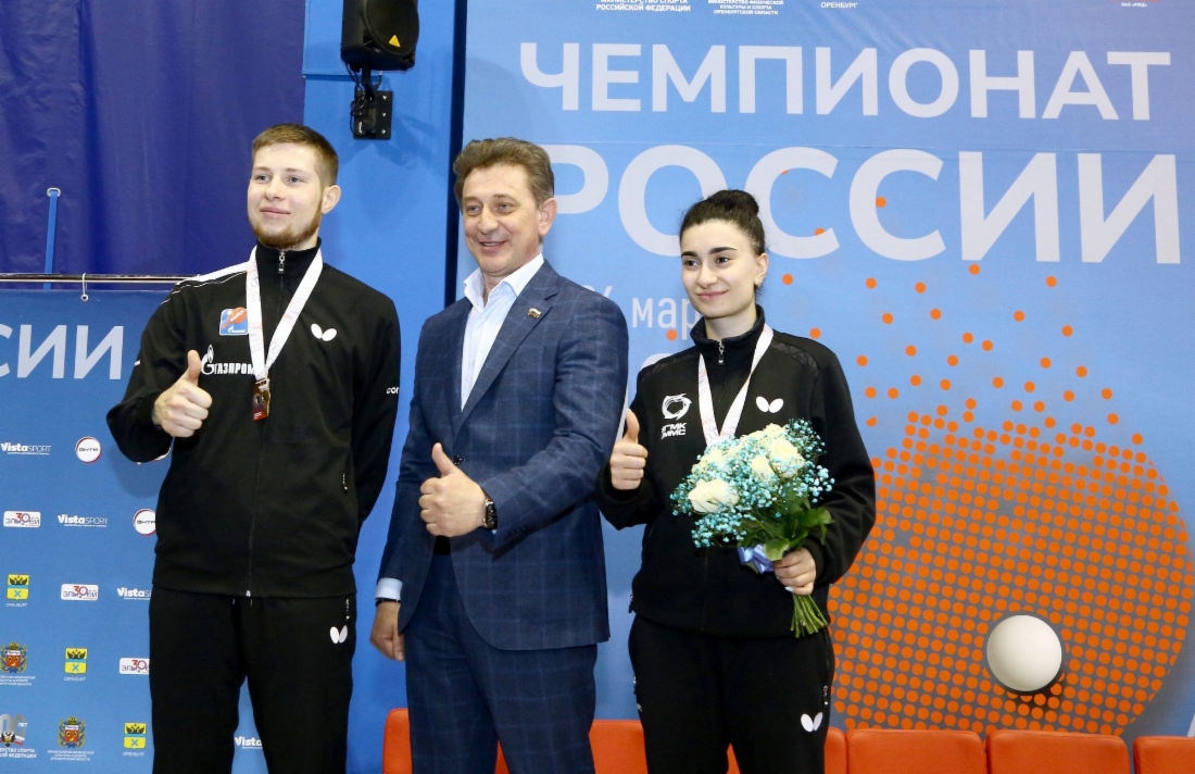 Олег Николаев, президент клуба настольного тенниса «Факел — Газпром», генеральный директор ООО «Газпром добыча Оренбург» (в центре) с победителями чемпионата России Денисом Ивониным и Элизабет Абраамян