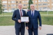 Начальник Управления технологического транспорта и специальной техники Александр Савельев и врио главы Республики Коми Владимир Уйба