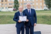 Инженер группы по обслуживанию линейно-кабельных сооружений Ухтинского цеха технологической связи Управления связи Вадим Лапокныш и врио главы Республики Коми Владимир Уйба