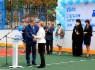 Начальник филиала ООО «Газпром трансгаз Москва» «БрянскоеЛПУМГ» Александр Шалатонов передал директору гимназии № 1 им. Ю. А. Гагарина Алине Пчеленок сертификат на многофункциональную спортивную площадку и спортивные мячи