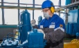 Оператор по добыче нефти и газа Семен Гринцов осуществляет проверку управления шаровым краном