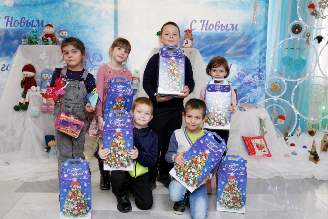 Сладкие подарки достались всем участникам праздника