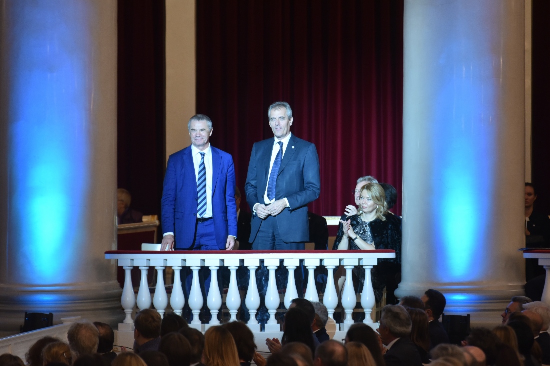 Александр Медведев и Председатель Правления OMV AG Райнер Зеле стали почетными гостями музыкально-театрального представления «Имперские столицы: Санкт-Петербург — Вена. Симфония в письмах и стихах» в Большом зале Санкт-Петербургской академической филармонии им. Д. Д. Шостаковича — нового мероприятия в рамках совместного культурного проекта ПАО «Газпром» и австрийской компании OMV AG