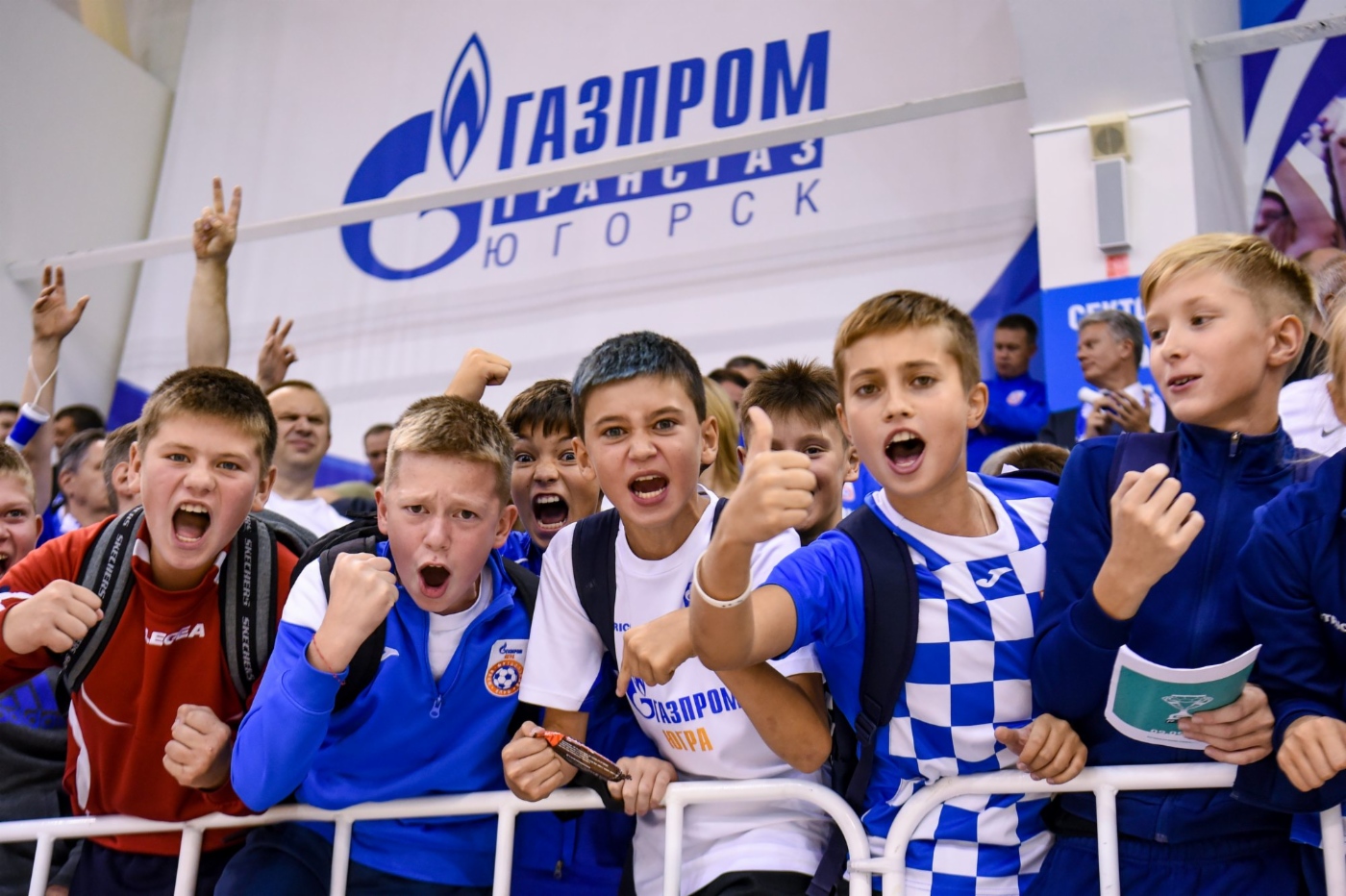 Болельщики на трибунах спортивного комплекса в Югорске