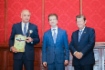 Награду ООО «Газпром трансгаз Чайковский» вручали Председатель комитета Государственной думы по экологии и охране окружающей среды Владимир Бурматов (в центре) и президент Фонда имени В. И. Вернадского Владимир Грачев (крайний справа) 