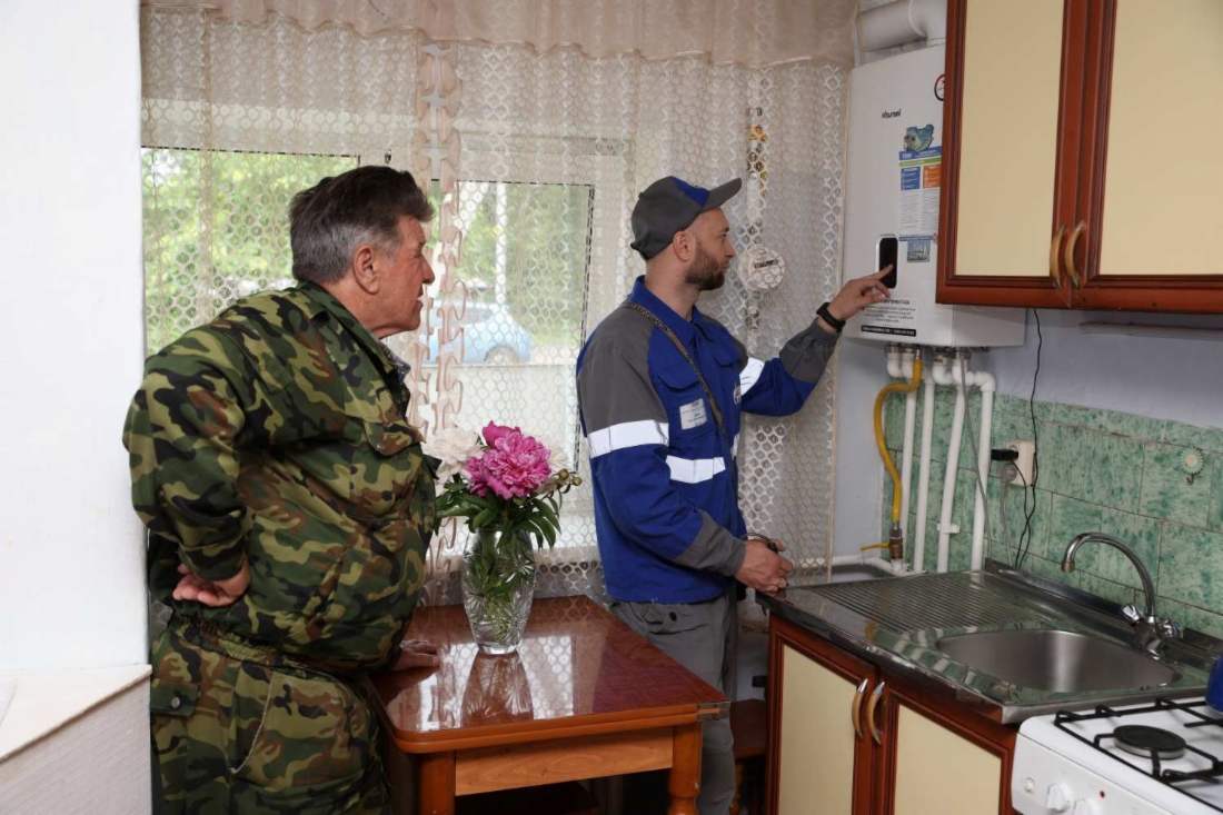 Cотрудник «Газпром газораспределение Дальний Восток» настраивает работу котла в доме жителя микрорайона «Слобода» в Уссурийске