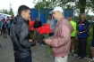 Победитель Алексей Ширшов и один из вдохновителей пробега Валентин Веккер перед возложением цветов к памятнику газовикам-первопроходцам, расположенному рядом с установкой комплексной подготовки газа № 2