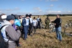 Заместитель руководителя дирекции особо охраняемых природных территорий Ставропольского края Иван Якимов (справа) рассказывает участникам велопробега о природном заказнике