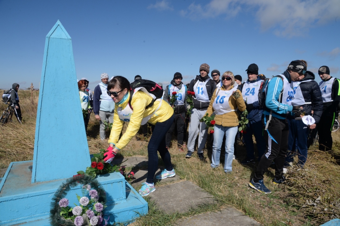 Газовики возлагают цветы к мемориалу воинам Великой Отечественной войны