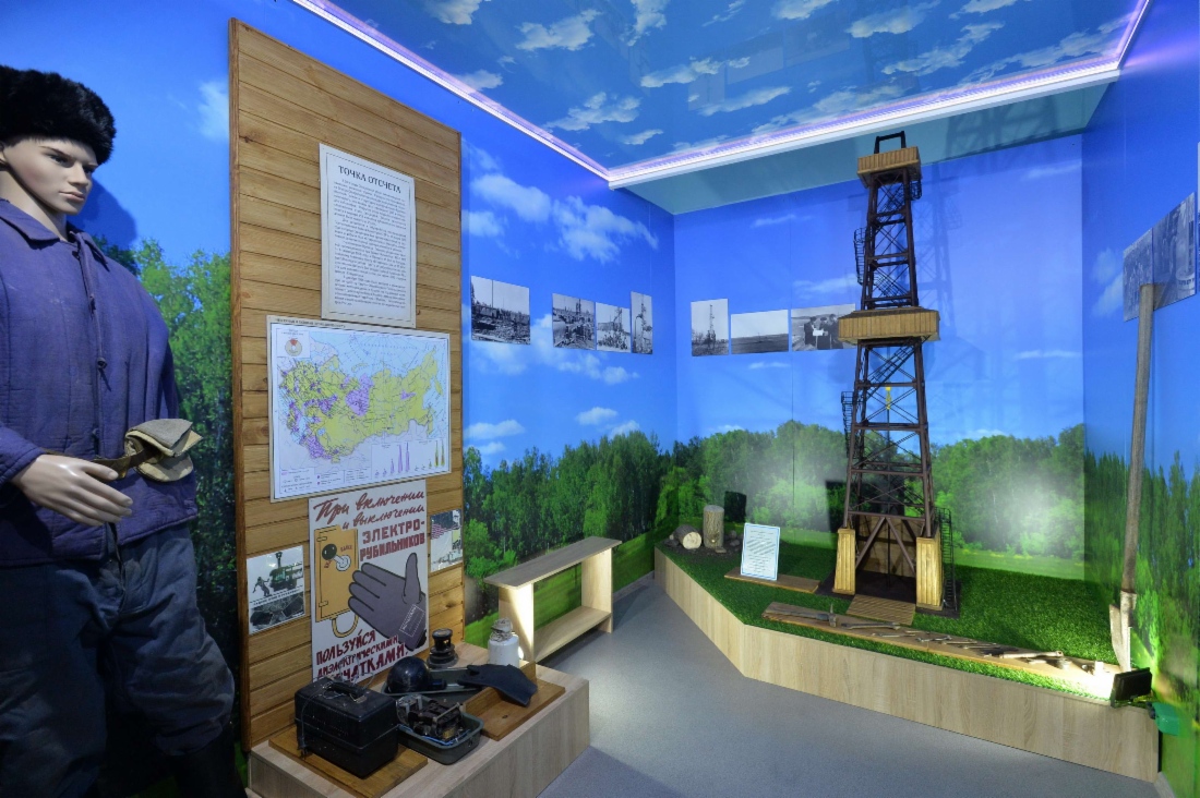 Главный экспонат зала — макет башенной буровой вышки 1950–1970 годов