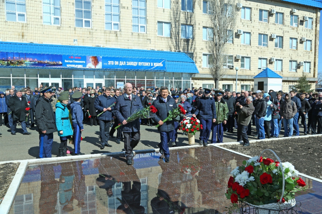 Возложение цветов к памятнику В. С. Черномырдину 9 апреля 2018 года в день 80-й годовщины со дня рождения Виктора Степановича