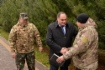 Генеральный директор ООО «Газпром трансгаз Ставрополь» Алексей Завгороднев (в центре) передает гуманитарную помощь сотрудникам Росгвардии