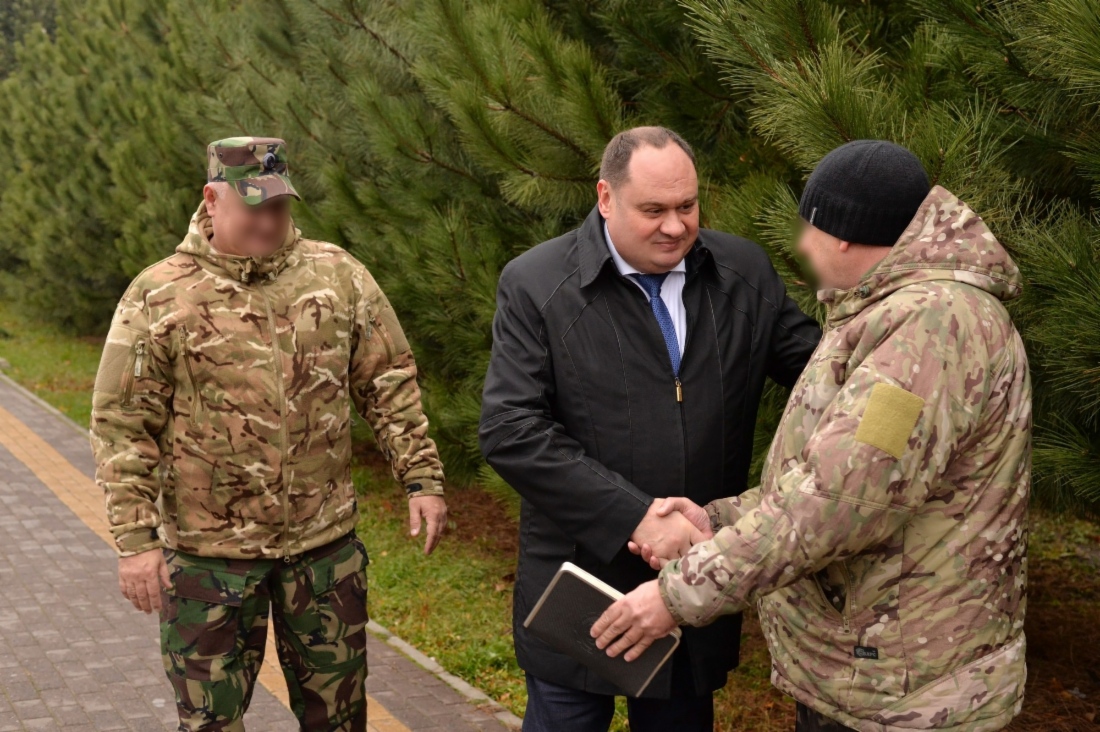 Генеральный директор ООО «Газпром трансгаз Ставрополь» Алексей Завгороднев (в центре) передает гуманитарную помощь сотрудникам Росгвардии