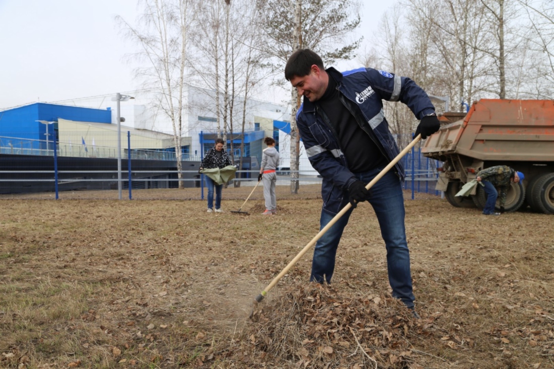 Во время субботника возле водноспортивного комплекса в Иркутске