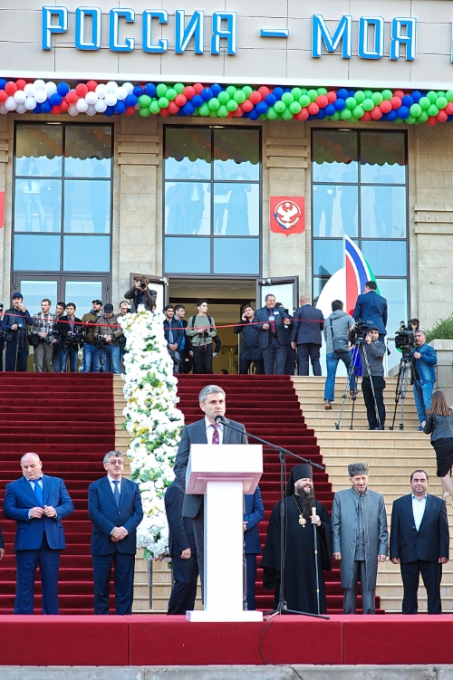 Заместитель генерального директора по производству ООО «Газпром трансгаз Махачкала» Ханакай Ханакаев приветствует гостей и участников торжественного открытия музейного комплекса