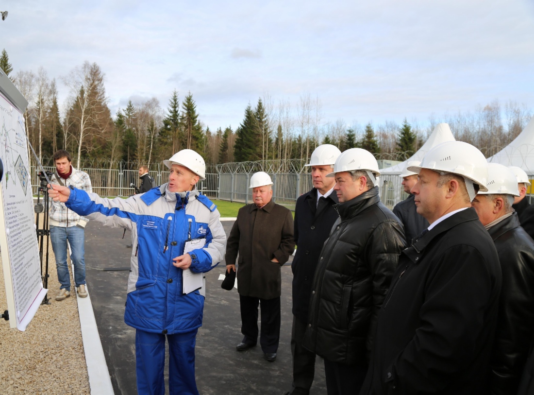 У стенда начальник филиала ООО «Газпром трансгаз Москва» Белоусовское ЛПУМГ Евгений Смирнов во время открытия ГРС «Воробьи»
