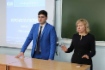 Мамикон Погосов, инженер второй категории отдела по разработке морских месторождений ООО «Газпром добыча шельф Южно-Сахалинск», и Наталья Омельянович, начальник отдела подготовки и развития персонала ООО «Газпром добыча шельф Южно-Сахалинск», во время лекции