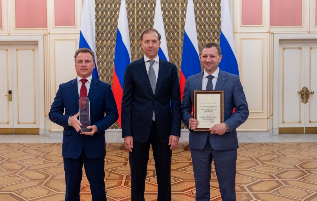 Денис Мантуров с генеральным директором ООО «Газпром трансгаз Томск» Владиславом Бородиным и руководителем группы управления интегрированной системой менеджмента Владимиром Овчаренко