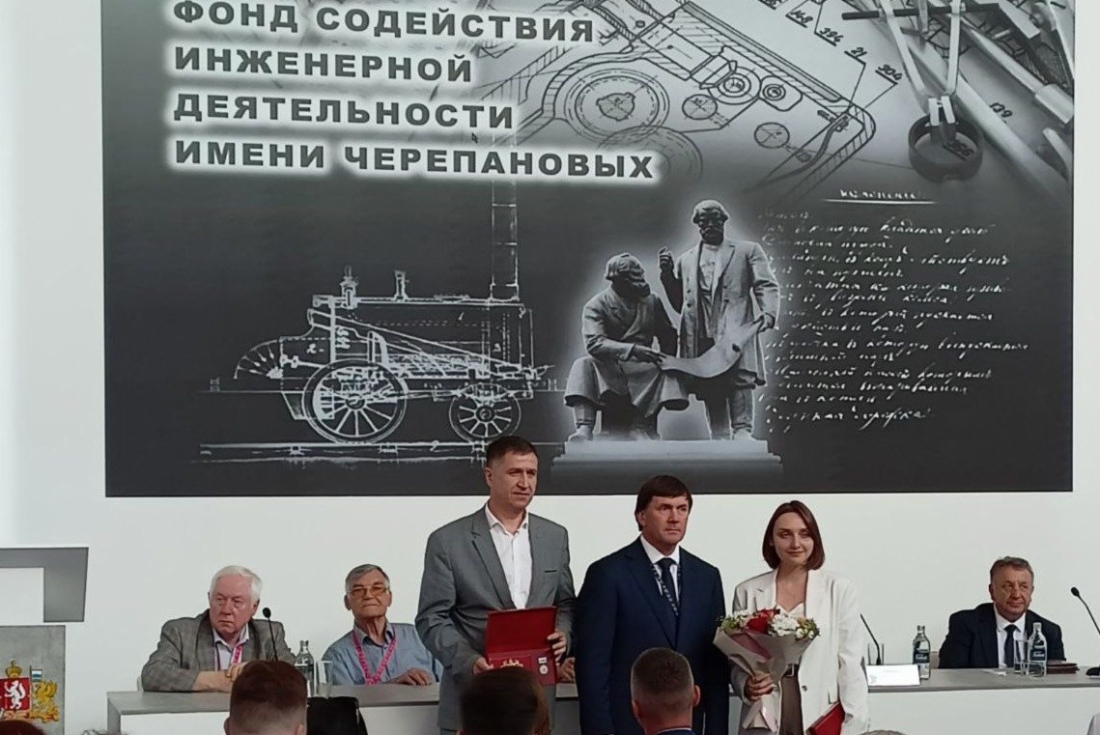 Награду уральским газовикам вручил первый заместитель губернатора Свердловской области Алексей Шмыков (в центре)