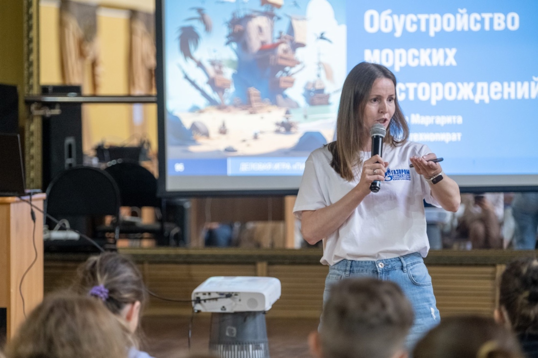 Участники деловой игры во время лекции по обустройству морских месторождений. Преподаватель — ведущий инженер «Газпром добыча шельф Южно-Сахалинск» Маргарита Савинова