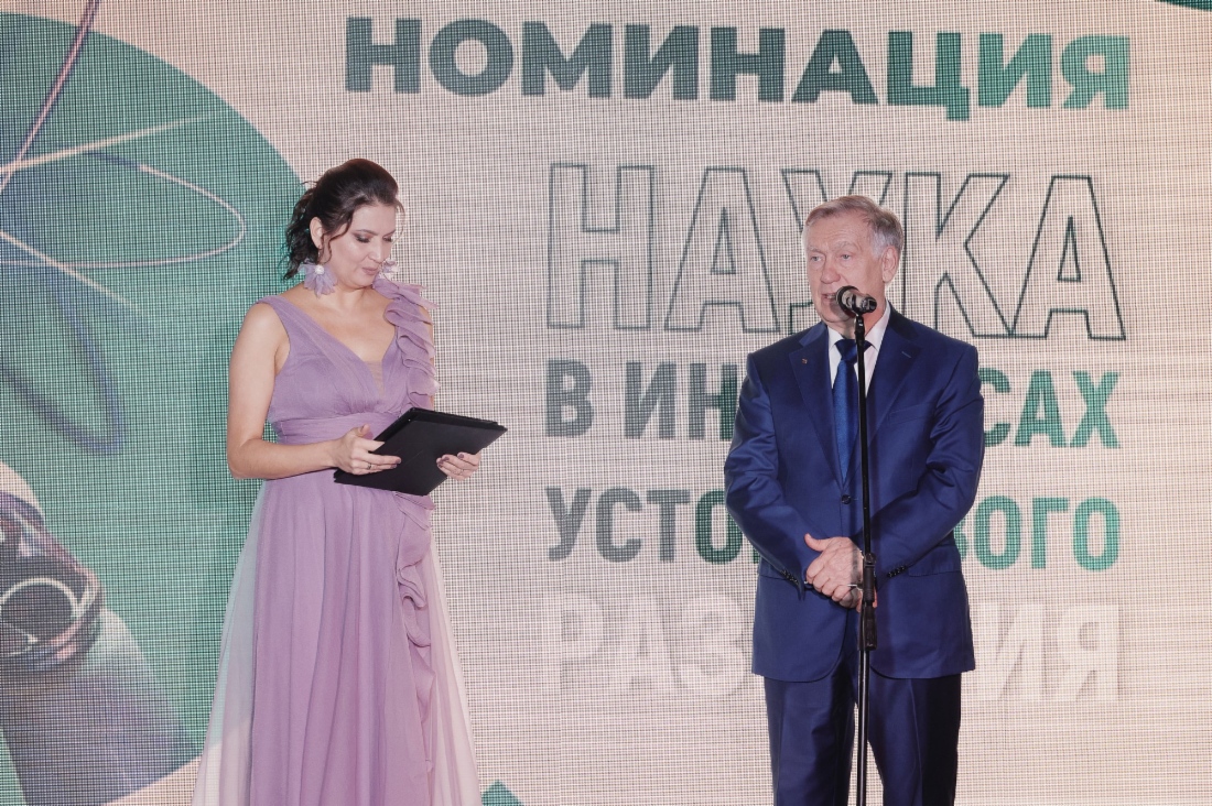 Генеральный директор Фонда им. В. И. Вернадского Ольга Плямина и заместитель начальника Департамента — начальник Управления ПАО «Газпром» Александр Ишков