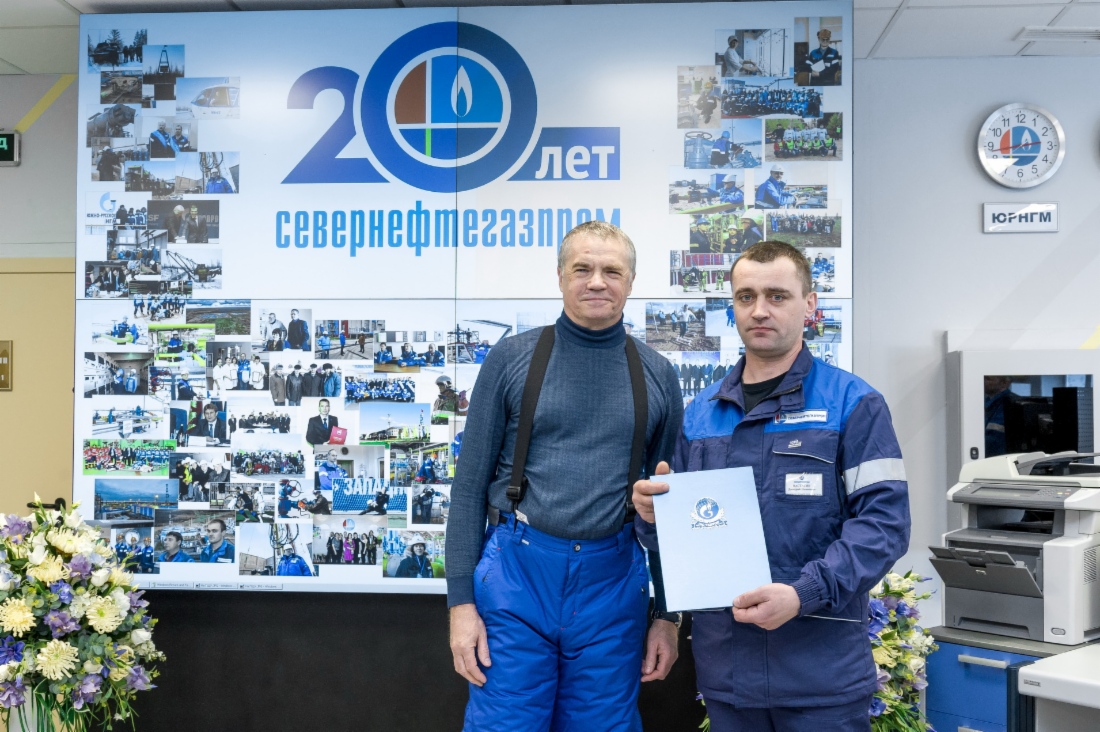 Заместитель Председателя Правления ПАО «Газпром», Председатель Совета директоров ОАО «Севернефтегазпром» Александр Медведев (слева) вручил благодарность ПАО «Газпром» оператору по добыче нефти и газа 4 разряда службы добычи газа Дмитрию Настасяку (справа)