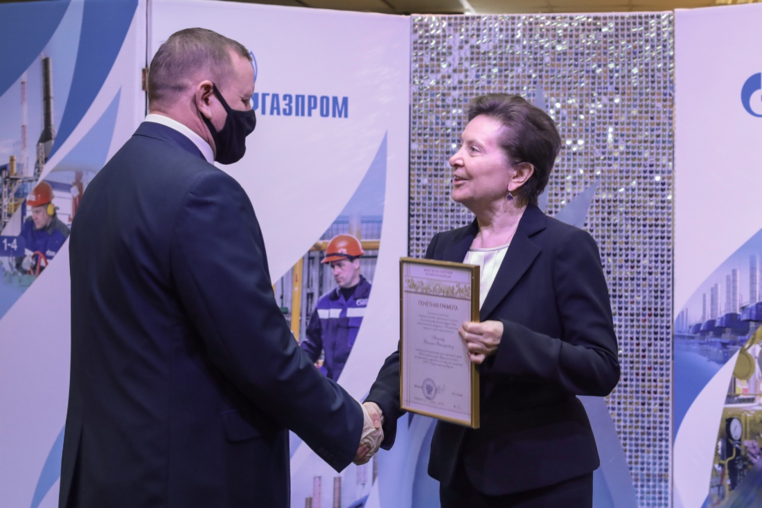 Губернатор ХМАО-Югры Наталья Комарова вручила заслуженным газовикам награды